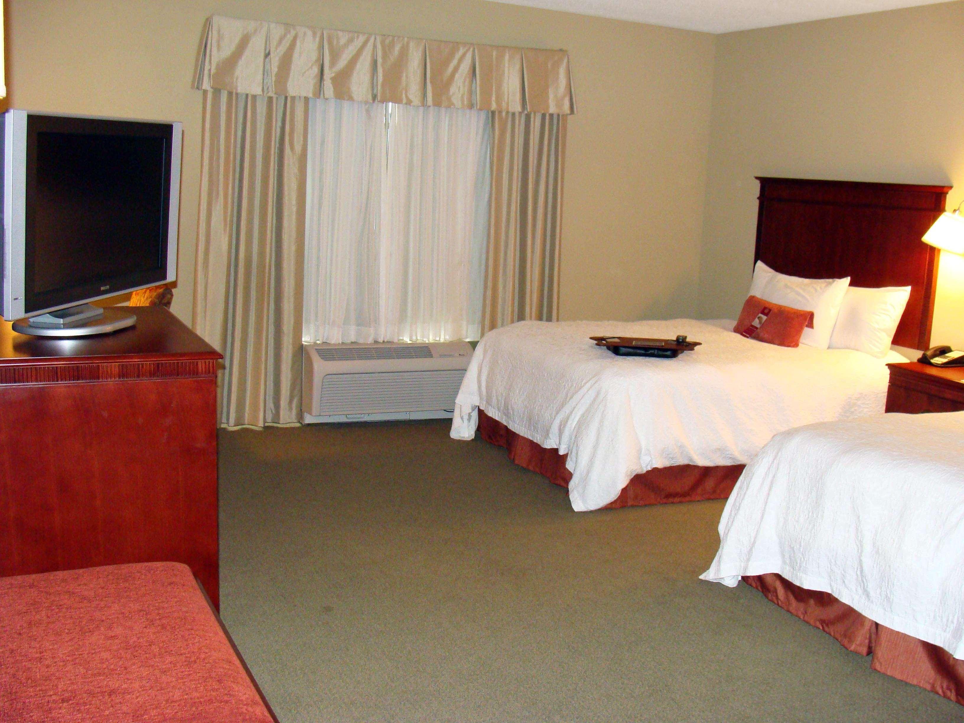 Hampton Inn Calera Номер фото