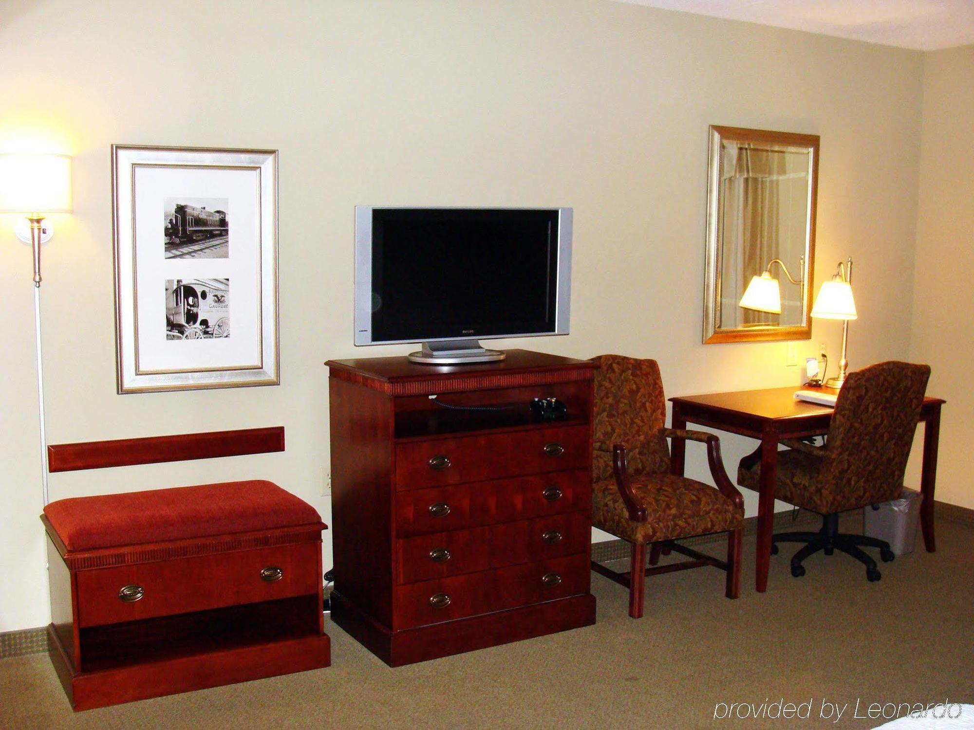 Hampton Inn Calera Номер фото
